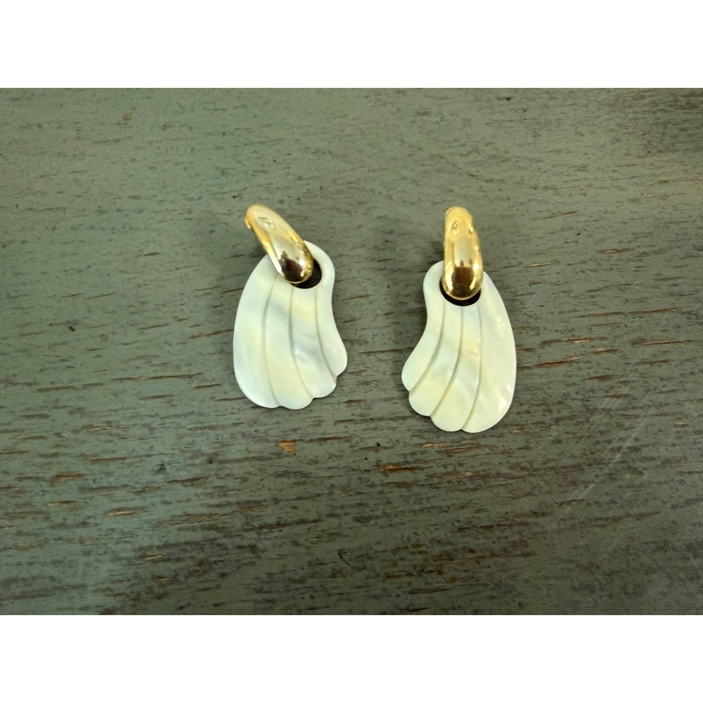 Vintage Mother of Pearl Shell Clip On Earrings Gold Tone Scalloped Coastal White